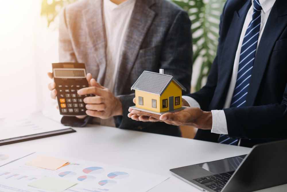 Business,Signing,A,Contract,Buy,-,Sell,House,,Insurance,Agent